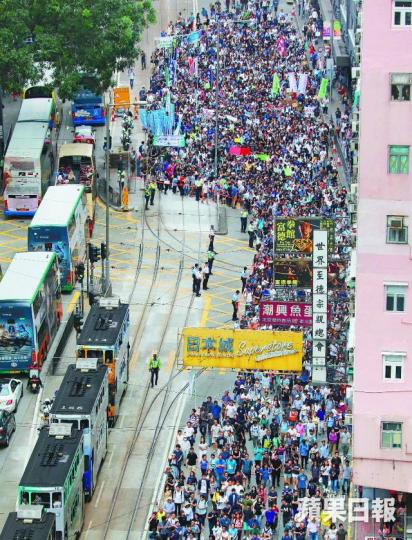 逾萬人昨上街遊行,要求林鄭月娥撤回「明日大嶼」計劃。李家皓攝反對明日大嶼的遊行隊伍由多名小朋友帶頭,寓意香港未來由他們掌握。李家皓攝 逾萬人昨上街遊行,要求林鄭月娥撤回「明日大嶼」計劃。李家皓攝反對明日大嶼的遊行隊伍由多名小朋友帶頭,寓意香港未來由他們掌握。李家皓攝