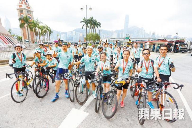 香港器官移植基金會組隊參加30公里賽,成員包括器官移植者及捐贈者等20多人。 香港器官移植基金會組隊參加30公里賽,成員包括器官移植者及捐贈者等20多人。