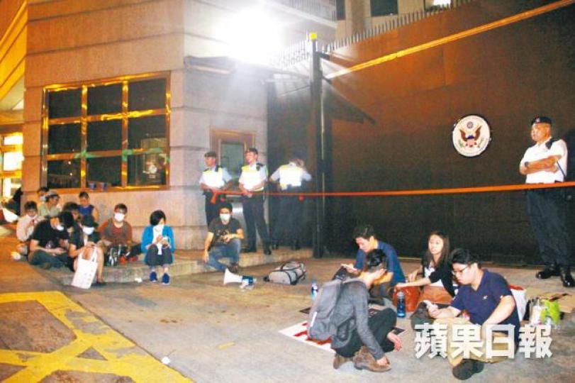 示威人士通宵靜坐美國駐港澳總領事館外。李家傑攝美國駐港澳總領事館派員接收請願信。翁鈺輝攝 示威人士通宵靜坐美國駐港澳總領事館外。李家傑攝美國駐港澳總領事館派員接收請願信。翁鈺輝攝