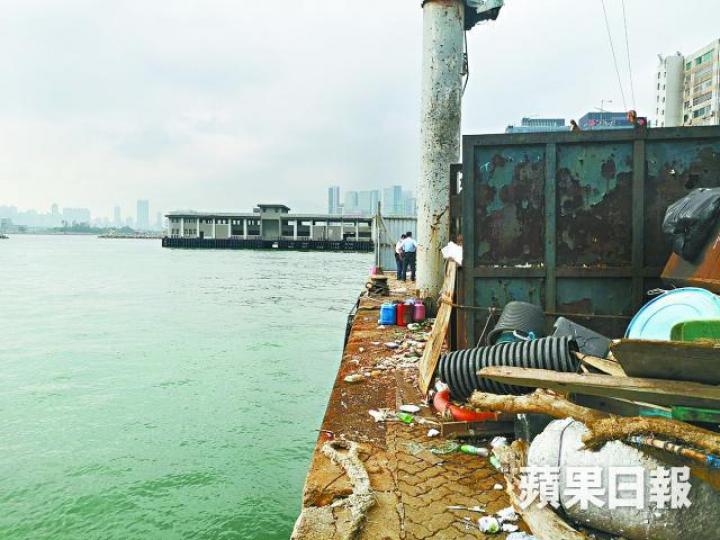 一名男子於岸邊釣魚時失足墮海亡。 一名男子於岸邊釣魚時失足墮海亡。