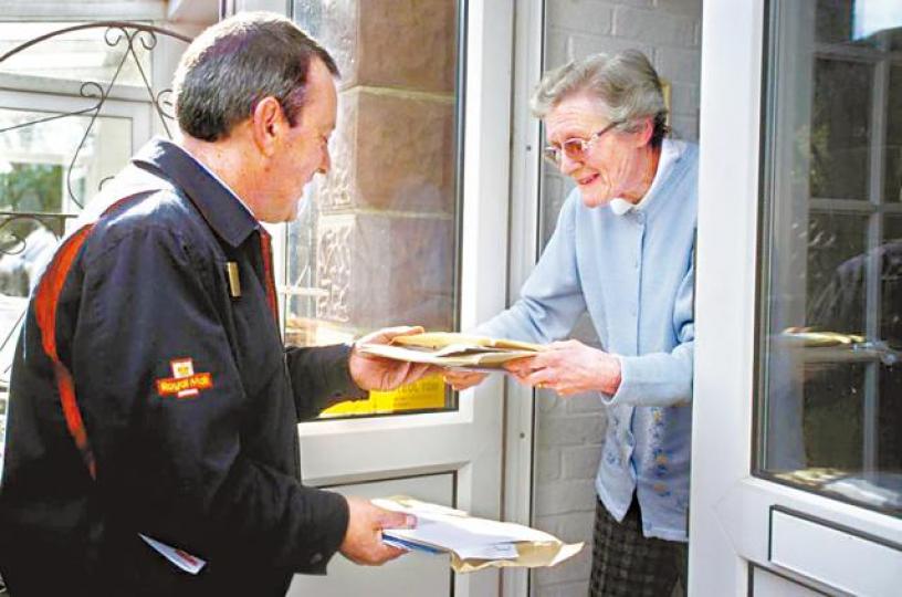 英政府希望郵差派信時蒐集孤獨長者資料。 英政府希望郵差派信時蒐集孤獨長者資料。