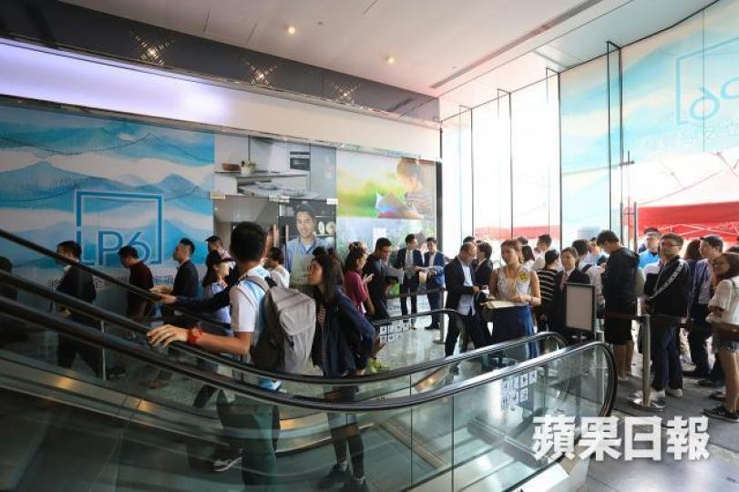 以前物業代理撈到客都未必可以抽到,現在撈到客可以直接買樓,不用抽籤,實在是喜訊。 資料圖片 以前物業代理撈到客都未必可以抽到,現在撈到客可以直接買樓,不用抽籤,實在是喜訊。 資料圖片