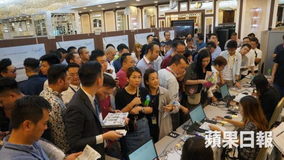 部份買家入市後,擔心「摸頂」,撻定離場。 部份買家入市後,擔心「摸頂」,撻定離場。