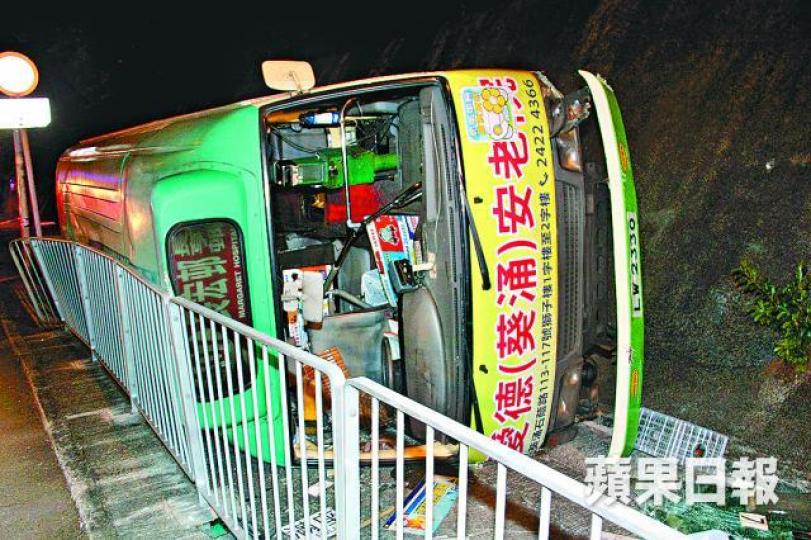 小巴失控鏟上行人路,全車向右翻側。 小巴失控鏟上行人路,全車向右翻側。