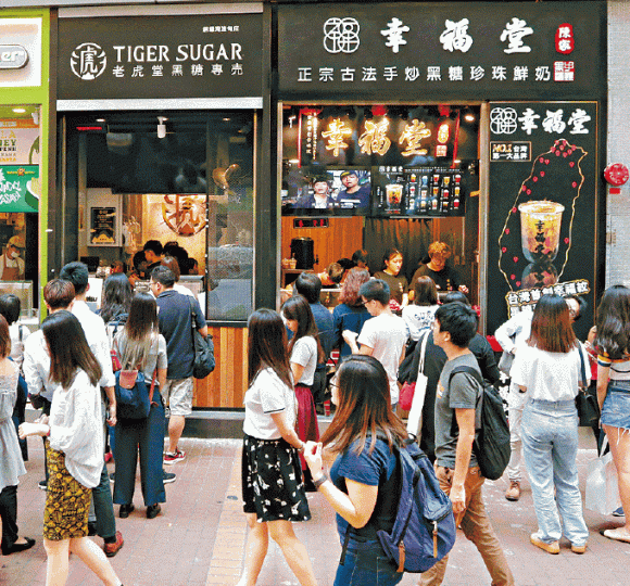 台式飲品店在港百花齊放,以近日大熱黑糖珍珠鮮奶作主打商品的店舖,更吸引不少人排隊。張栢基攝 台式飲品店在港百花齊放,以近日大熱黑糖珍珠鮮奶作主打商品的店舖,更吸引不少人排隊。張栢基攝