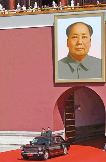 習近平仿毛澤東大權獨攬,搞個人崇拜。圖為2015年9月3日天安門大閱兵,習乘車駛出天安門檢閱。路透社十九大確立了習在中共的核心地位。互聯網央視又推「平語近人」特輯為習造神。 習近平仿毛澤東大權獨攬,搞個人崇拜。圖為2015年9月3日天安門大閱兵,習乘車駛出天安門檢閱。路透社十九大確立了習在中共的核心地位。互聯網央視又推「平語近人」特輯為習造神。