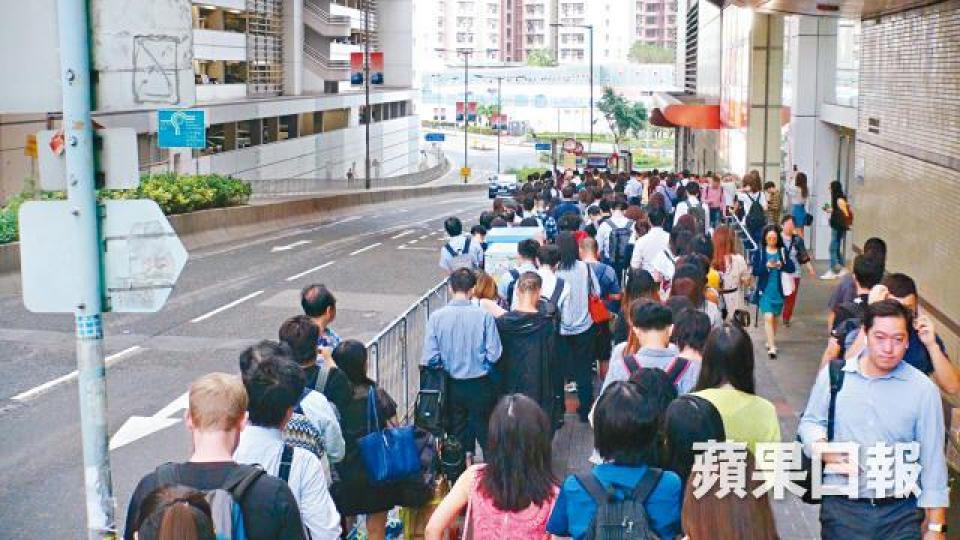 【油塘站10:00】不少市民離開港鐵站改乘巴士,站頭大排長龍。張培生攝【筲箕灣站09:40】大批市民逼爆行人路等候巴士及電車。李錦鏵攝 【油塘站10:00】不少市民離開港鐵站改乘巴士,站頭大排長龍。張培生攝【筲箕灣站09:40】大批市民逼爆行人路等候巴士及電車。李錦鏵攝