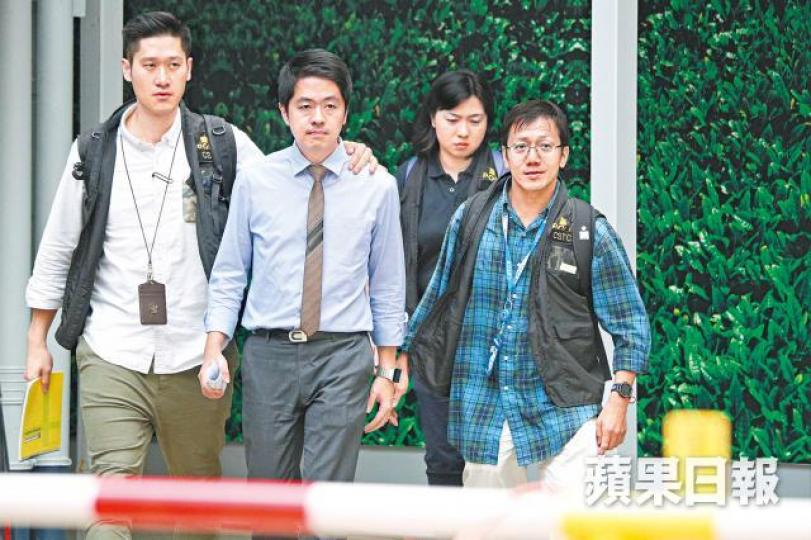 許智峯(左二)5月初被捕,當日在警方陪同下離開舊灣仔警署。 許智峯(左二)5月初被捕,當日在警方陪同下離開舊灣仔警署。