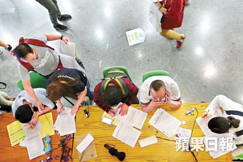 房委會樂富客務中心座位及桌子全被佔用,不少人即場填表。 房委會樂富客務中心座位及桌子全被佔用,不少人即場填表。