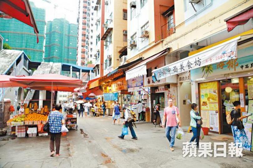 朗城滙附近有街市,具備民生商店及食肆。項目東面望大坑渠,或會傳來異味。 朗城滙附近有街市,具備民生商店及食肆。項目東面望大坑渠,或會傳來異味。