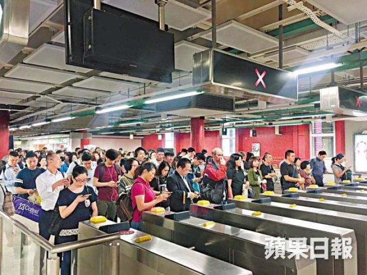 【荃灣站09:42】港鐵一度關閉入閘機,大批乘客在外等候。【金鐘站18:00】雖然港鐵指黃昏或再信號不穩,但不少市民仍選擇乘搭港鐵。【九龍塘站09:16】一名港鐵職員維持秩序時遭乘客指罵。【九龍塘站08:55】有不耐煩的乘客越過欄杆離開排隊人潮。周鴻熙攝 【荃灣站09:42】港鐵一度關閉入閘機,大批乘客在外等候。【金鐘站18:00】雖然港鐵指黃昏或再信號不穩,但不少市民仍選擇乘搭港鐵。【九龍塘站09:16】一名港鐵職員維持秩序時遭乘客指罵。【九龍塘站08:55】有不耐煩的乘客越過欄杆離開排隊人潮。周鴻熙攝
