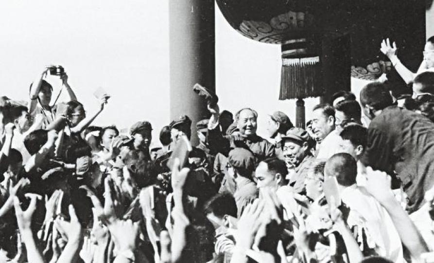 毛澤東時代毛就是神,受全國崇拜。圖為毛與周恩來在天安門城樓接見紅衞兵。美聯社湖南長沙一座毛澤東年輕時的頭像前,女兵們拍照留念。 毛澤東時代毛就是神,受全國崇拜。圖為毛與周恩來在天安門城樓接見紅衞兵。美聯社湖南長沙一座毛澤東年輕時的頭像前,女兵們拍照留念。