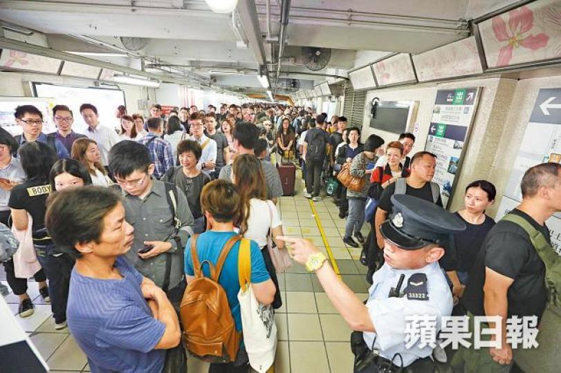 由於港鐵故障,不少市民改乘其他交通工具,紅隧外巴士站擠滿等候人群。 由於港鐵故障,不少市民改乘其他交通工具,紅隧外巴士站擠滿等候人群。