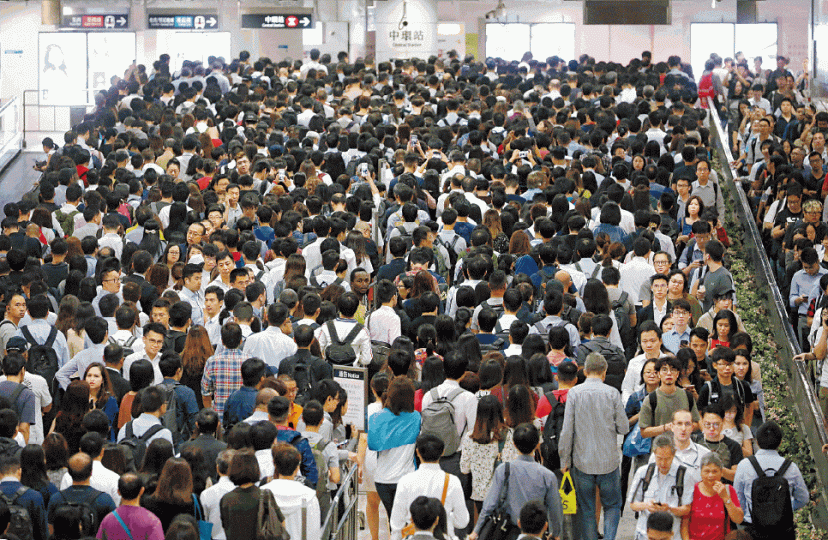 昨晨港鐵四綫故障,大批市民在中環站等候。港鐵車務總監劉天成(左)及常務總監金澤培(右)昨為故障致歉。 昨晨港鐵四綫故障,大批市民在中環站等候。港鐵車務總監劉天成(左)及常務總監金澤培(右)昨為故障致歉。