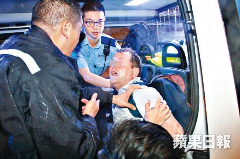 英漢滿身酒氣,被警員制服後仍情緒激動。唐家輝攝受傷女的士司機送院治理。 英漢滿身酒氣,被警員制服後仍情緒激動。唐家輝攝受傷女的士司機送院治理。