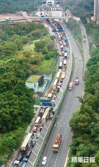 將軍澳隧道公路昨晨發生車禍,往將軍澳方向一度要全線封閉,車龍塞至將軍澳道。黃文邦攝港鐵信號系統故障期間,將軍澳有貨車失控撞壆後橫亙路中,導致塞車情況雪上加霜。 將軍澳隧道公路昨晨發生車禍,往將軍澳方向一度要全線封閉,車龍塞至將軍澳道。黃文邦攝港鐵信號系統故障期間,將軍澳有貨車失控撞壆後橫亙路中,導致塞車情況雪上加霜。