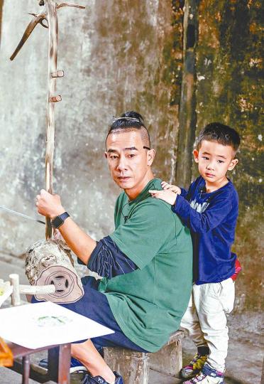 香港藝人陳小春父子檔參與《爸爸去哪兒》節目拍攝。 香港藝人陳小春父子檔參與《爸爸去哪兒》節目拍攝。