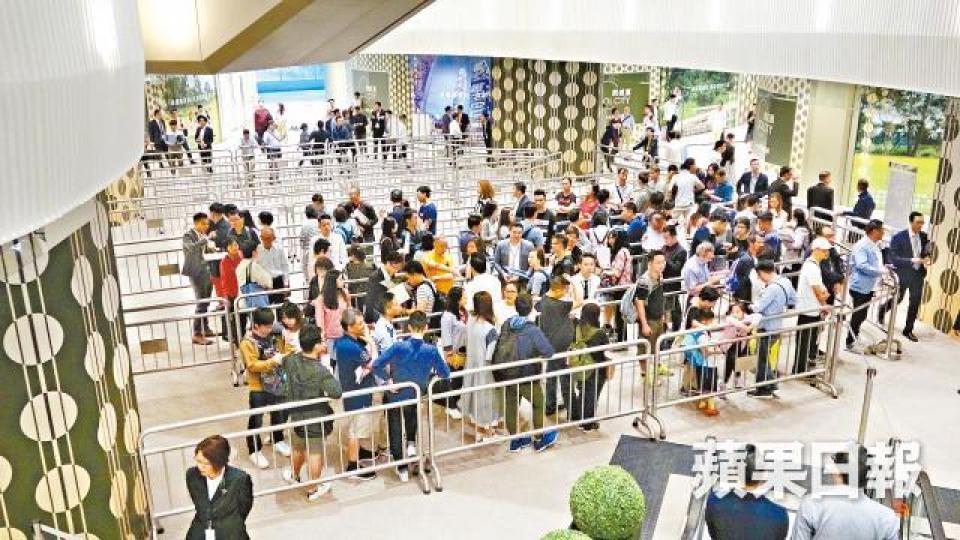 昨午3時為朗城滙睇樓高 昨午3時為朗城滙睇樓高