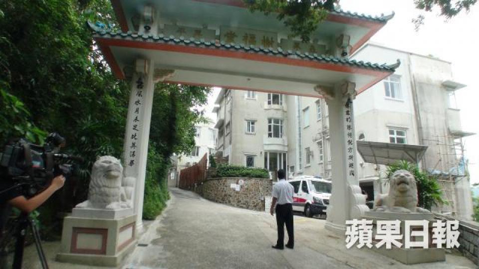 警員在發生爆竊案的南灣道調查。 警員在發生爆竊案的南灣道調查。