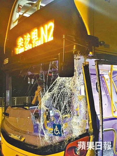 巴士撞車後擋風玻璃爆裂。 巴士撞車後擋風玻璃爆裂。
