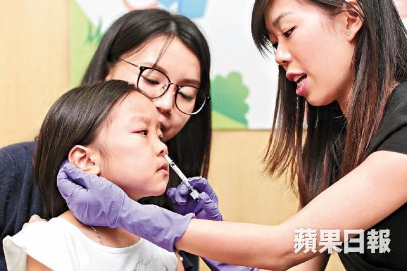 藥劑師為女童接種噴鼻式流感疫苗,幾秒便完成。何頴賢攝 藥劑師為女童接種噴鼻式流感疫苗,幾秒便完成。何頴賢攝