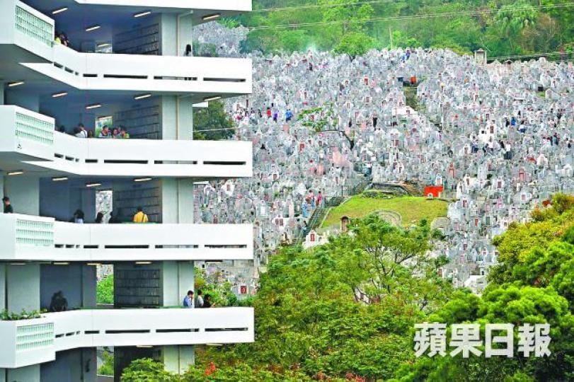 鑽石山墳場的拜祭人流不算擠擁。特區政府昨日按傳統追悼二戰英烈。 鑽石山墳場的拜祭人流不算擠擁。特區政府昨日按傳統追悼二戰英烈。