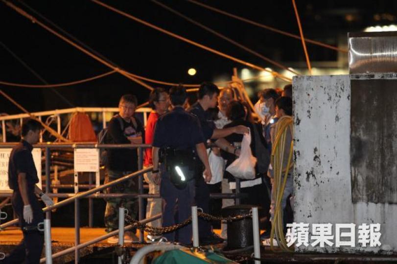 死者家屬到水警輪認屍。 死者家屬到水警輪認屍。