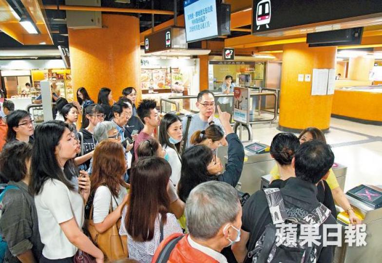港鐵前日四綫冧檔期間一度關閉入閘機，大批乘客無奈苦等。資料圖片港鐵車務營運總監鄭群興