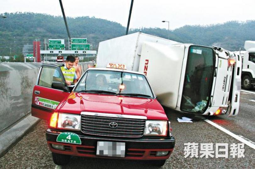 涉事貨車在青馬大橋失事壓毀的士車尾。 涉事貨車在青馬大橋失事壓毀的士車尾。