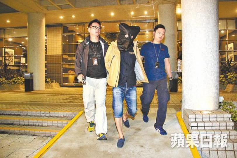 被捕毒販由探員蒙頭押走調查。 被捕毒販由探員蒙頭押走調查。