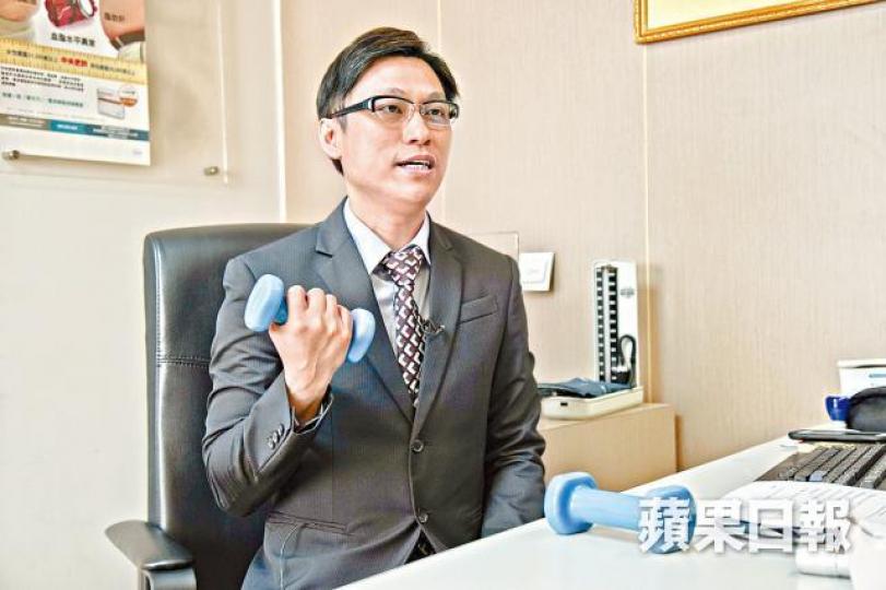 陳海聰指文職人士可在辦公室舉啞鈴練二頭肌。李錦鏵攝 陳海聰指文職人士可在辦公室舉啞鈴練二頭肌。李錦鏵攝