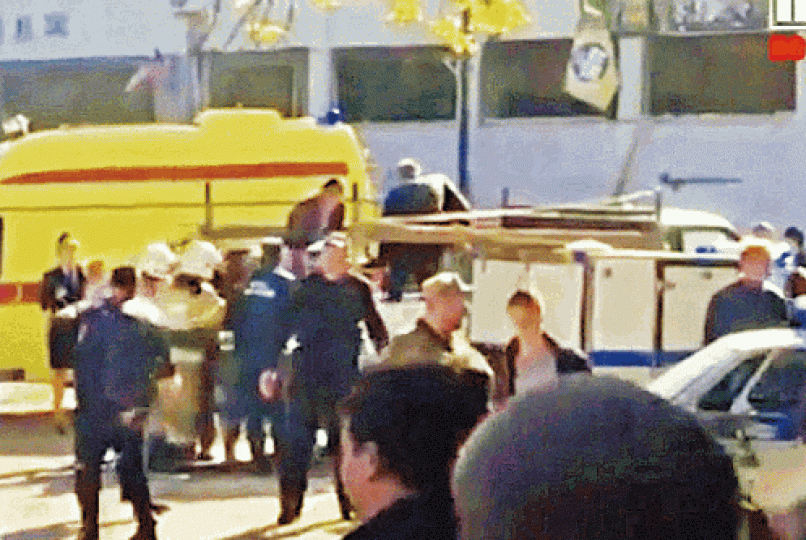 克里米亞校園爆發槍擊,傷者由貨車送院。美聯社 克里米亞校園爆發槍擊,傷者由貨車送院。美聯社