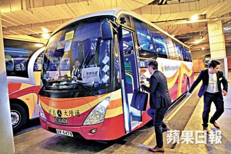 冠忠巴士將每日提供62班巴士,24小時來往港澳。朱家駿攝 冠忠巴士將每日提供62班巴士,24小時來往港澳。朱家駿攝
