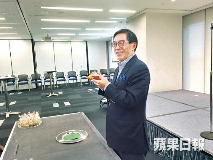 唐家成手上拎着幸運曲奇拍照。 唐家成手上拎着幸運曲奇拍照。