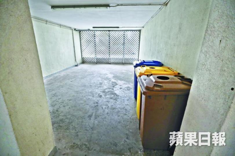 申訴專員公署指禾輋邨有近140空置儲物室。何家達攝陳先生一家三口居住隆亨邨由儲物室改建單位,面積270呎。何家達攝隆亨邨內由儲物室改建的住宅單位毗連平台花園,但花園人流不多。 申訴專員公署指禾輋邨有近140空置儲物室。何家達攝陳先生一家三口居住隆亨邨由儲物室改建單位,面積270呎。何家達攝隆亨邨內由儲物室改建的住宅單位毗連平台花園,但花園人流不多。