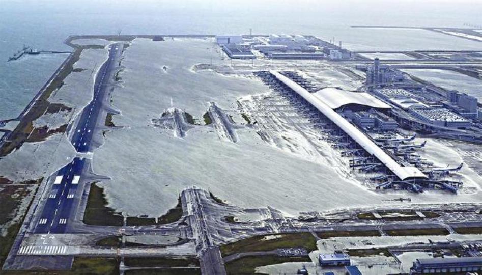日本較早前一再受颱風吹襲，造成重大破壞，關西機場曾被水淹。