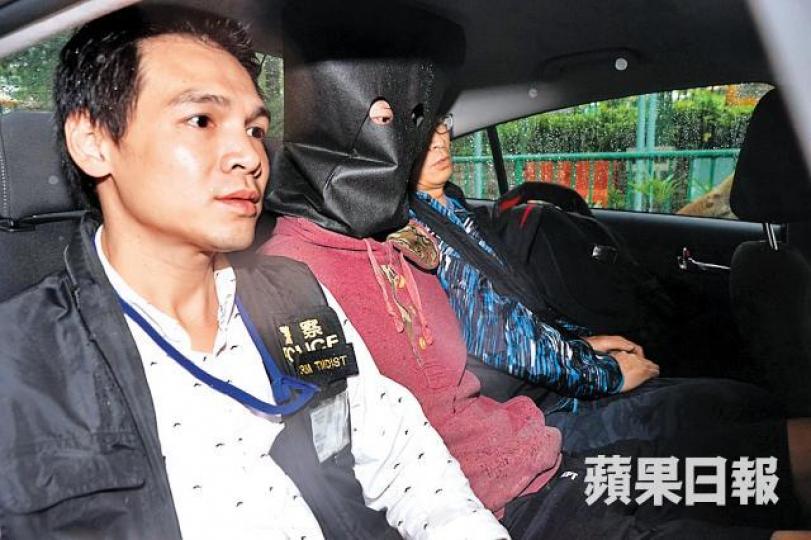涉案男子被蒙頭押返警署調查。 涉案男子被蒙頭押返警署調查。