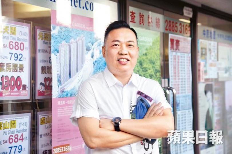 在區內工作及居住逾廿年的資深地產代理趙鴻運。在太古城居住近30年的空中服務員Raymond(左一)。 在區內工作及居住逾廿年的資深地產代理趙鴻運。在太古城居住近30年的空中服務員Raymond(左一)。