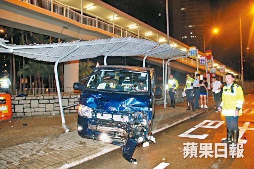 客貨車失事鏟上巴士站撞傷一名候車男子,警方封鎖現場調查。被客貨車撞傷男子送院救治。肇事客貨車司機受傷送院。目擊經過的士司機葉生 客貨車失事鏟上巴士站撞傷一名候車男子,警方封鎖現場調查。被客貨車撞傷男子送院救治。肇事客貨車司機受傷送院。目擊經過的士司機葉生