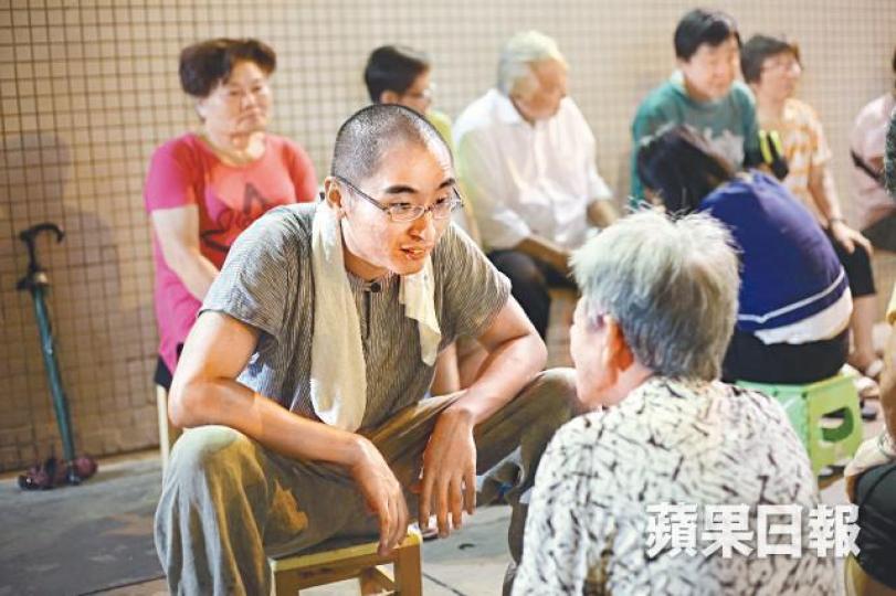李家麟統籌中醫義診7年,現時每個周四晚上在深水埗街頭為長者及街友診症。黎樹雄攝每月到榕光社兩次為長者義診,加上外展上門服務,李家麟自言見病人多過見自己媽媽。朱永倫攝善長送贈的流動醫療車,造就更多義診流動點。義診會用上艾灸,為病人紓緩不適。李爸爸踢毽1小時臉不紅氣不喘,李家麟卻稱已經無力。夏家朗攝 李家麟統籌中醫義診7年,現時每個周四晚上在深水埗街頭為長者及街友診症。黎樹雄攝每月到榕光社兩次為長者義診,加上外展上門服務,李家麟自言見病人多過見自己媽媽。朱永倫攝善長送贈的流動醫療車,造就更多義診流動點。義診會用上艾灸,為病人紓緩不適。李爸爸踢毽1小時臉不紅氣不喘,李家麟卻稱已經無力。夏家朗攝