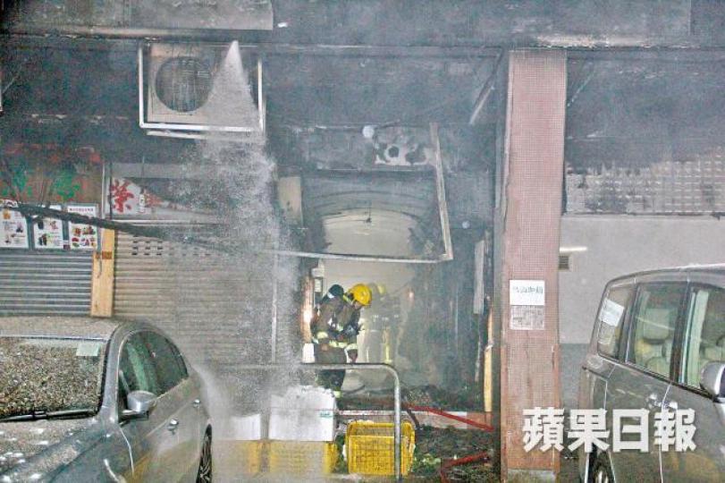 美孚新邨吉利徑一食店發生火警,消防到場灌救。黎志偉攝 美孚新邨吉利徑一食店發生火警,消防到場灌救。黎志偉攝