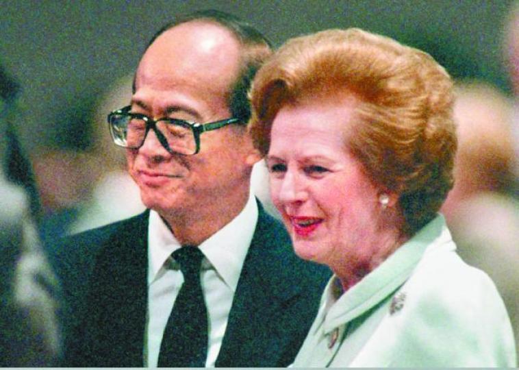 解密檔案曾披露李嘉誠1989年與戴卓爾夫人會面,表明希望透過投資換取英籍;圖為兩人1997年在主權移交儀式合照。被形容為現實主義者的李嘉誠與中國政府高層保持良好關係;圖為他1990年在北京與鄧小平會面。 解密檔案曾披露李嘉誠1989年與戴卓爾夫人會面,表明希望透過投資換取英籍;圖為兩人1997年在主權移交儀式合照。被形容為現實主義者的李嘉誠與中國政府高層保持良好關係;圖為他1990年在北京與鄧小平會面。
