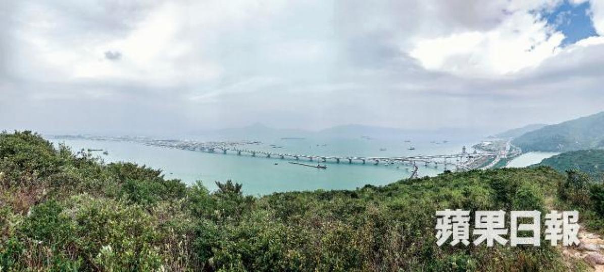 政府昨突然宣佈港珠澳大橋下周三通車,令各方大失預算;圖為屯門至赤鱲角連接路南段。何家達攝 政府昨突然宣佈港珠澳大橋下周三通車,令各方大失預算;圖為屯門至赤鱲角連接路南段。何家達攝