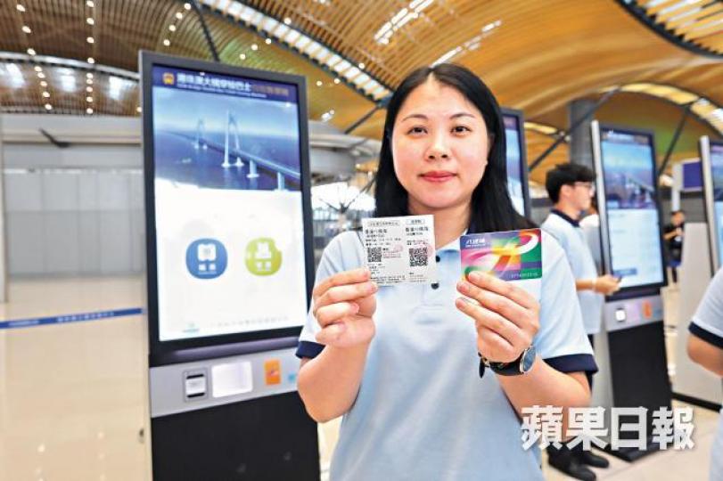 市民於港珠澳口岸乘坐穿梭巴可以八達通付款。 市民於港珠澳口岸乘坐穿梭巴可以八達通付款。