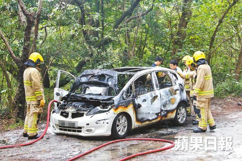 消防員到場將火救熄,私家車嚴重焚毀。周鴻熙攝 消防員到場將火救熄,私家車嚴重焚毀。周鴻熙攝