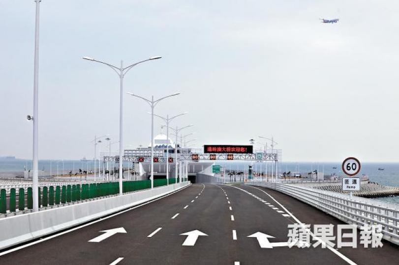 港珠澳大橋實行右上左落行車模式,港人或不適應。 港珠澳大橋實行右上左落行車模式,港人或不適應。