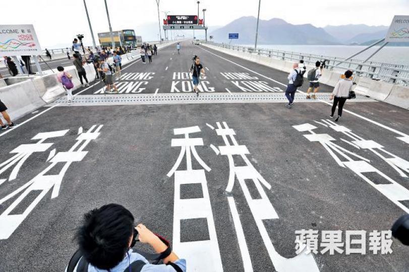 港珠澳大橋及連接路昨開放予傳媒拍攝。陳海威攝港珠澳大橋口岸設有香港居民及訪客通關站。 港珠澳大橋及連接路昨開放予傳媒拍攝。陳海威攝港珠澳大橋口岸設有香港居民及訪客通關站。