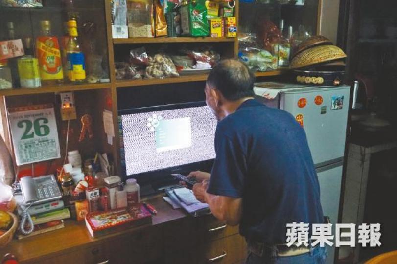 颱風吹襲擾亂電視訊號接收,樊偉文為西營盤老街坊檢查電視機。 颱風吹襲擾亂電視訊號接收,樊偉文為西營盤老街坊檢查電視機。