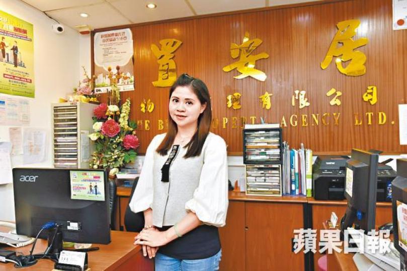 阿Yan由教師轉行做地產代理,每天努力帶客睇樓做生意。黃偉傑攝 阿Yan由教師轉行做地產代理,每天努力帶客睇樓做生意。黃偉傑攝