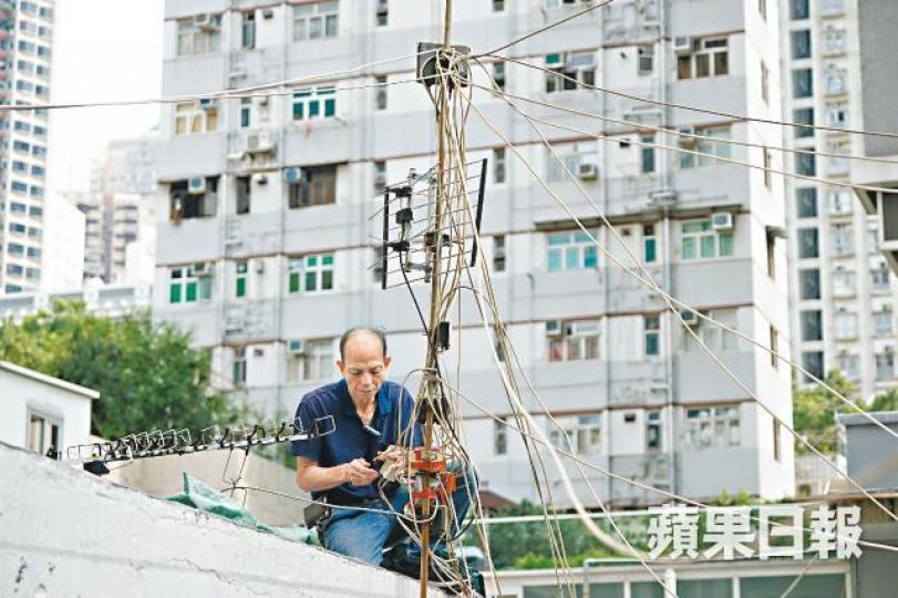 樊偉文修理電視機和天線半世紀,坦言早有隨時結業的準備。店內牆上掛着已沿用多年的鑽石牌時鐘。樊師傅仍保留着客人送贈、無法修理的70年代5吋黑白電視機。 樊偉文修理電視機和天線半世紀,坦言早有隨時結業的準備。店內牆上掛着已沿用多年的鑽石牌時鐘。樊師傅仍保留着客人送贈、無法修理的70年代5吋黑白電視機。